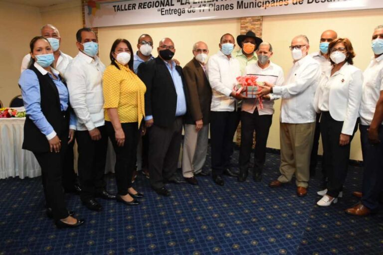 Ministro de Economía recibe de alcaldes y alcaldesas de 17 municipios de la Línea Noroeste los planes municipales de desarrollo