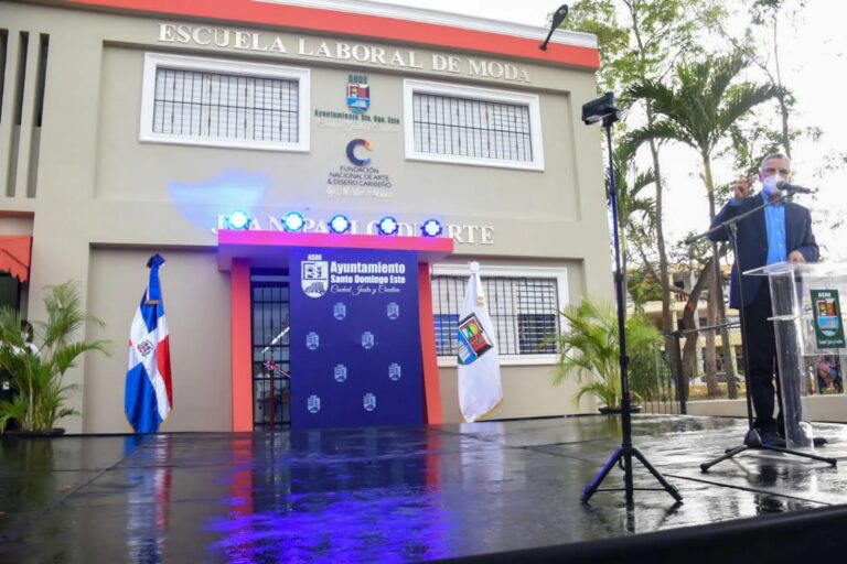 Alcalde Manuel Jiménez y el diseñador dominicano Martín Polanco, inauguraron la primera escuela de diseño, costura y arte del cabildo