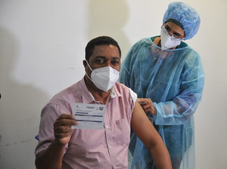 Secretario de la Liga Municipal insta a munícipes a vacunarse para detener contagios