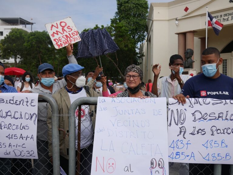 Comunidades desalojadas se movilizan frente al Palacio Nacional