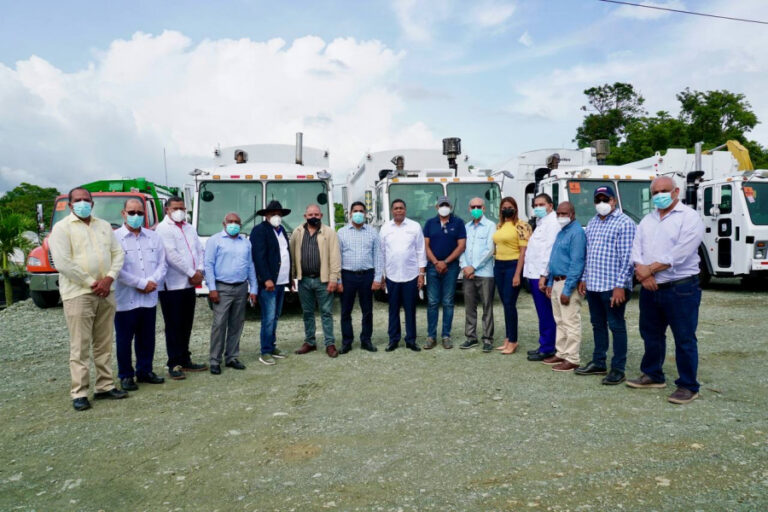 Liga Municipal Dominicana completa segunda entrega de camiones compactadores a 12 alcaldías