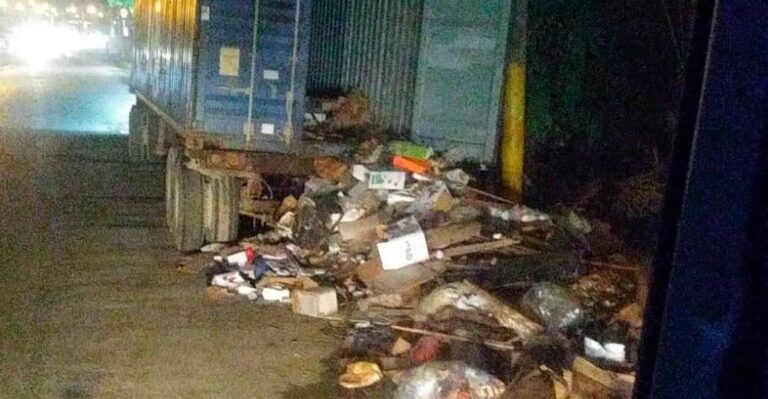 Multan con un millón de pesos a una empresa por lanzar basura en calle de Santo Domingo Este