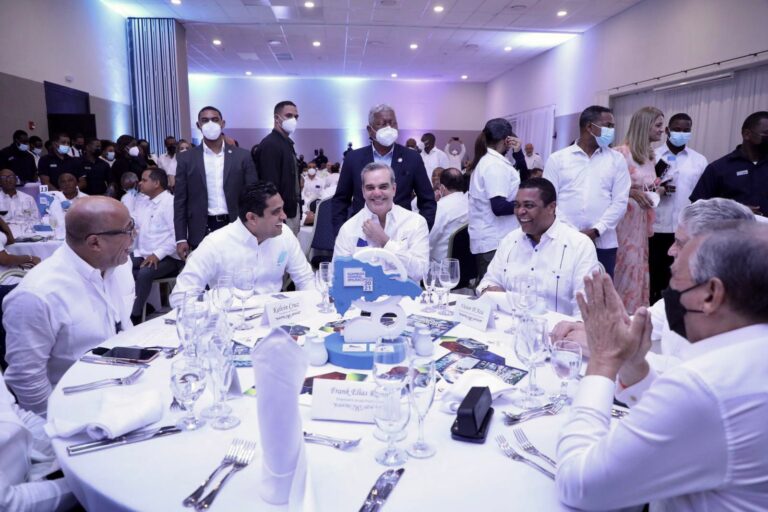 Abinader anuncia programa de apoyo por RD$4 mil millones a gobiernos municipales