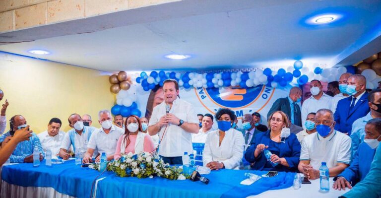 Paliza juramenta en el PRM a directora municipal del PLD en Hatillo