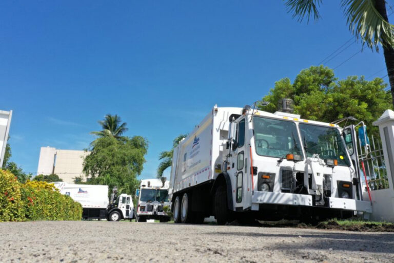 Liga Municipal entrega doce nuevos camiones para mejorar gestión alcaldías del país