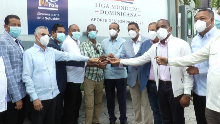 Liga Municipal entrega camiones compactadores y contenedores a alcaldías integran Mancomunidad del Gran Santo Domingo