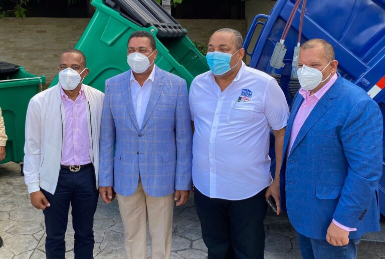 LMD entrega camiones compactadores a alcaldías integran mancomunidad