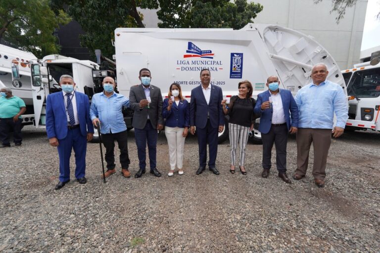 Seis nuevos municipios reciben un camión compactador por parte de la Liga Municipal Dominicana