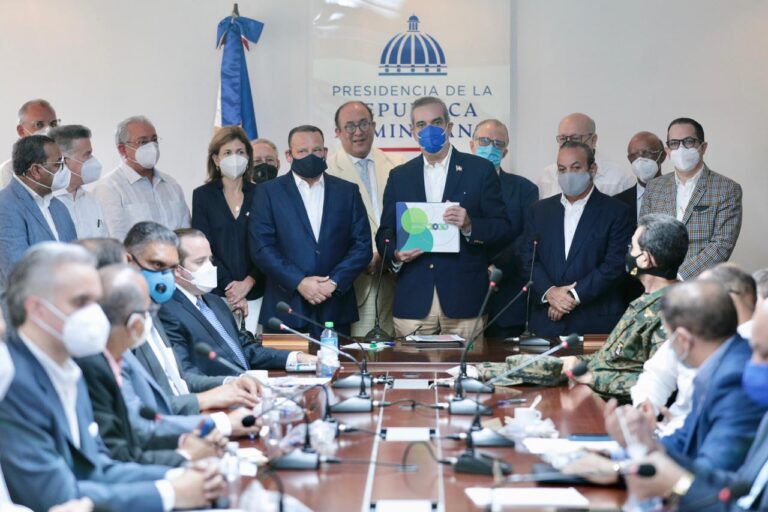 Funcionarios salen a las calles a defender obra del gobierno en medio de descontento por apagones y abusos policiales