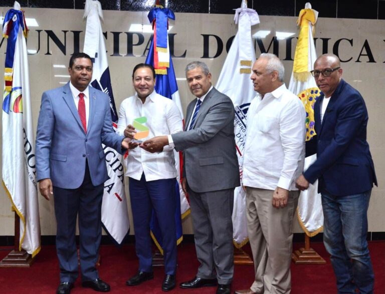 Ayuntamiento de Santiago y Abel Martínez reciben galardones por su alto desempeño y transparencia