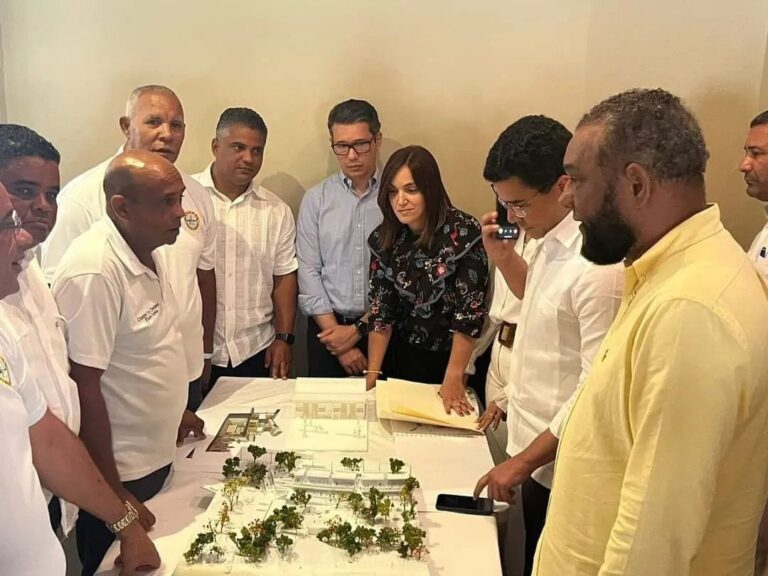 Autoridades y vendedores llegan acuerdo para intervención y ordenamiento de playa Sosúa