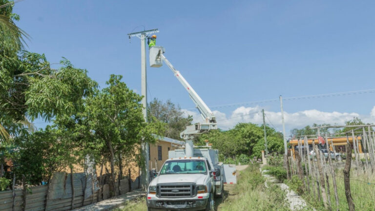 Gobierno trabaja para iluminar y electrificar cuatro comunidades en Las Matas de Farfán