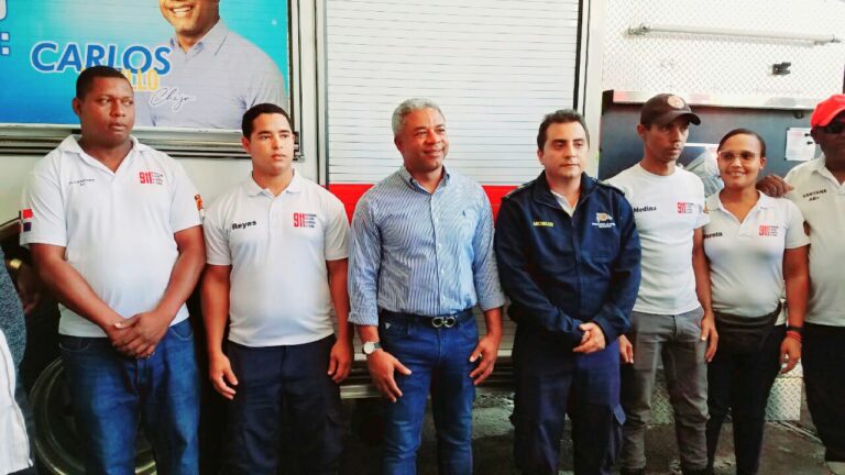 Empresario Carlos Morrillo dona nuevo camión a bomberos de San Juan de la Maguana