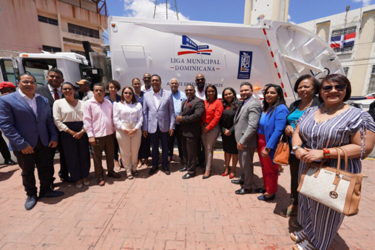 LMD entrega camiones compactadores a alcaldías en La Romana