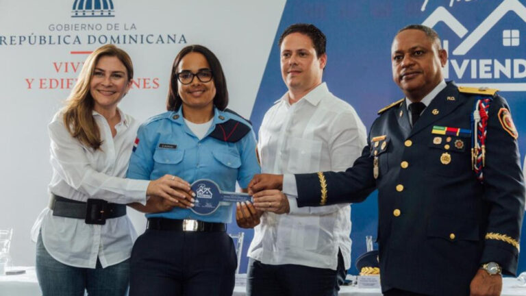 MIVED entrega bonos “Mi Vivienda” a miembros del Cuerpo de Bomberos del Distrito Nacional