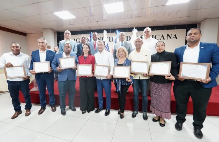 Entregan reconocimientos e incentivos a la buena gestión municipal