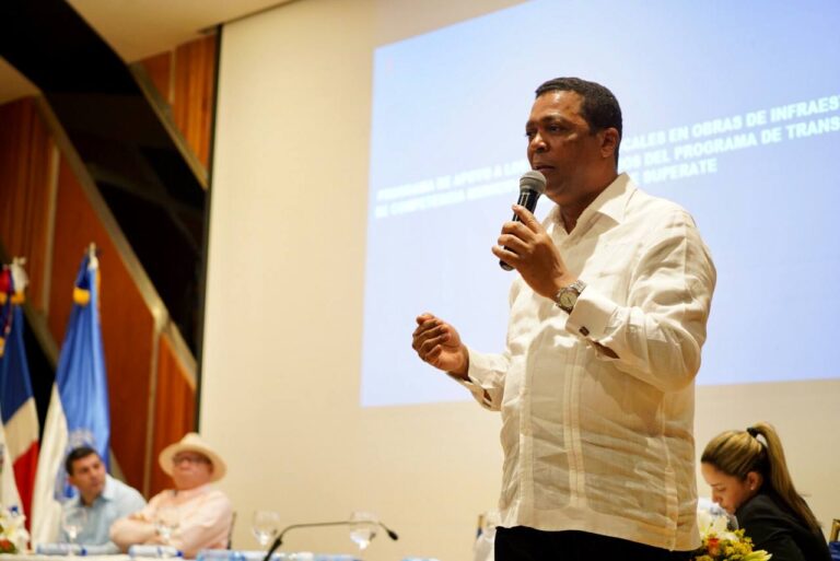 Víctor D´Aza dice gobierno ejecuta más de RD$ 780 millones en obras en Valverde