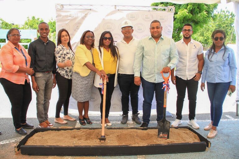 Alcaldía SPM inicia trabajos de construcción de aceras y contenes en Santa Fe