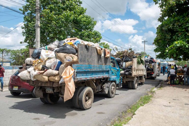 Alcaldía de Los Alcarrizos transfiere basura frente a una escuela del residencial Cerros del Norte