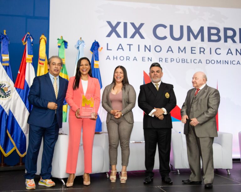 Colombia Alcántara recibe el premio “Líder de opinión pública” en la  XlX Cumbre Latinoamericana