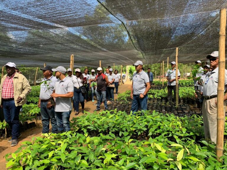 Desarrollo Fronterizo entrega 25 estanques a productores en el Distrito Municipal Capotillo
