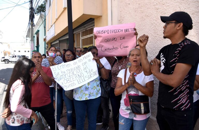 Denuncian Iglesia Católica traslada sacerdote en Santiago por presiones empresariales y del gobierno