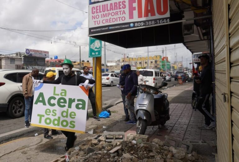 Ayuntamiento Santo Domingo Este notifica comercios ocupan aceras en San Vicente de Paul