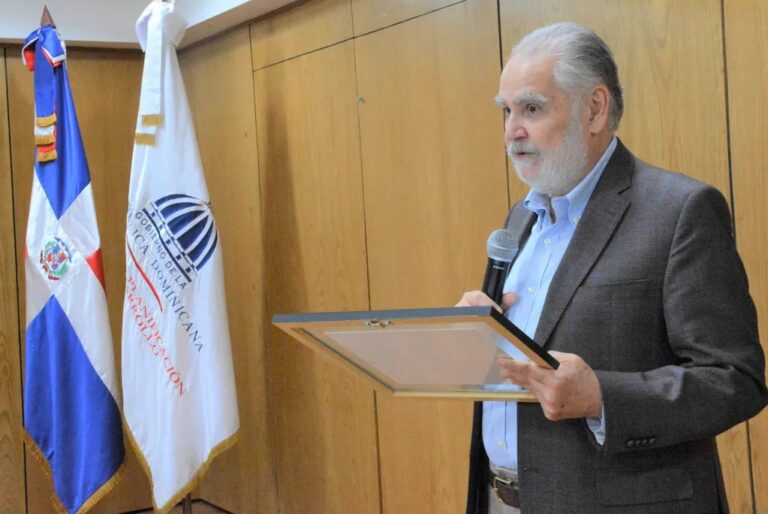 Colaboradores y colaboradoras del Ministerio de Economía reciben reconocimiento al desempeño extraordinario