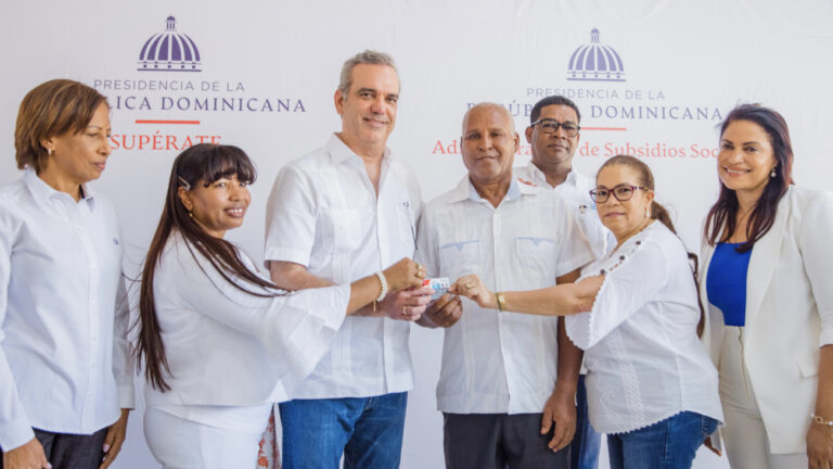 Presidente Abinader entrega 1,262 tarjetas Supérate a familias de escasos recursos en Jimaní