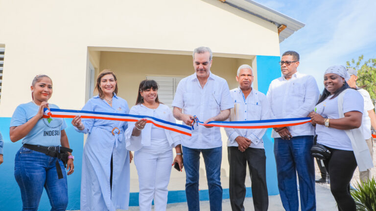 Presidente Luis Abinader entrega 63 viviendas económicas a los residentes del sector Jimaní Viejo