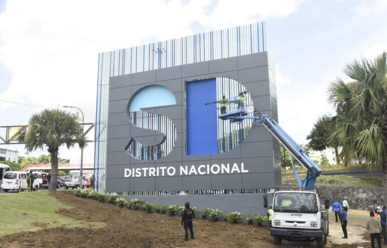 Abinader supervisa la primera de ocho plazoletas en entradas del Distrito Nacional