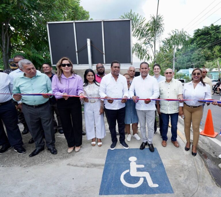 Tenares inaugura aceras y contenes construidos con Programa de Apoyo a los Gobiernos Locales