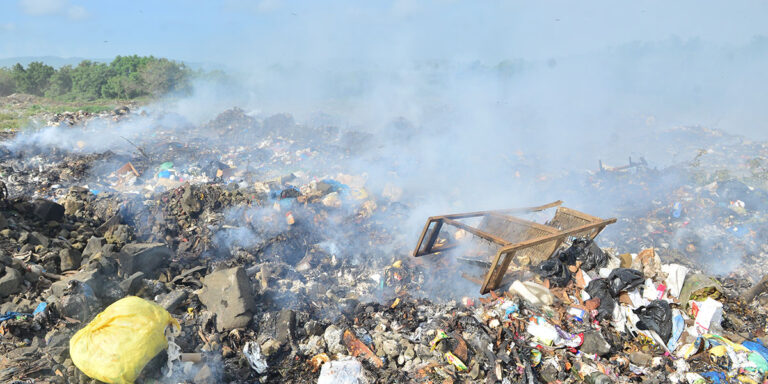 Moradores de Moca denuncian fuego tiene más de 4 meses en vertedero