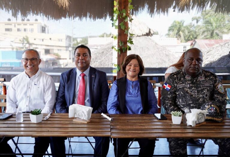 LMD invierte más de 303 millones para aceras y contenes en la región Valdesia