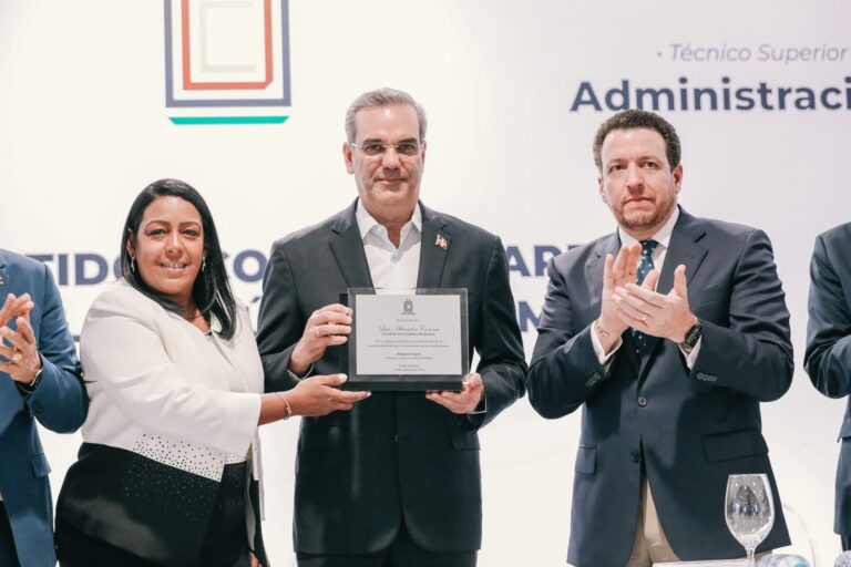 Presidente Abinader instruye a la LMD a conformar comisión para definir apoyo a formación municipal