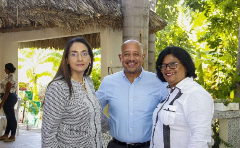 Senadora resalta lazos de colaboración entre alcalde de Lawrence y municipio de Neiba