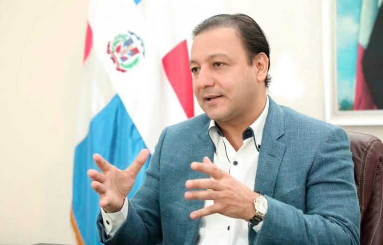 Abel Martínez califica Salud Pública de irresponsable por suspensión jornada vacunación