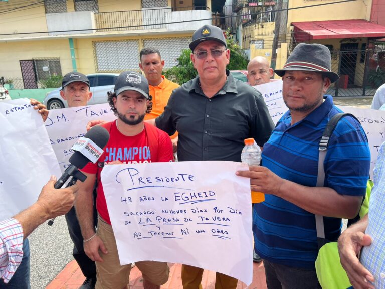 Caminan a pie desde presa Tavera hasta Palacio Nacional para solicitar asfaltado de calles