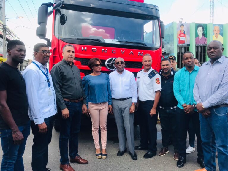 Edeeste repone camión de bomberos al municipio Bayaguana