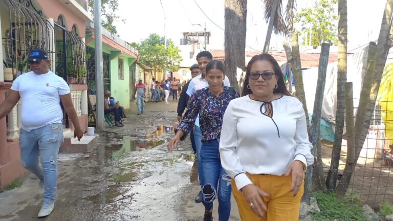Gobernadora Julia Drullard, junto a otros funcionarios, lleva soluciones a Pedro Brand tras lluvias del viernes