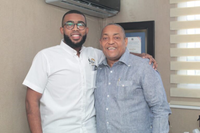 Alcalde Jose Andújar recibe en su despacho a joven empresario de Herrera Goldo Oro