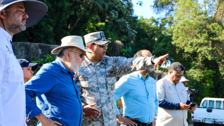 Medio Ambiente da seguimiento trabajos reciclaje de embarcaciones sumergidas en ríos Ozama e Isabela