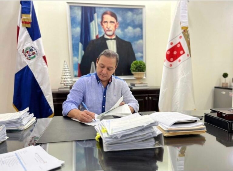 Ayuntamiento de Santiago otorga salario 14 a sus servidores municipales