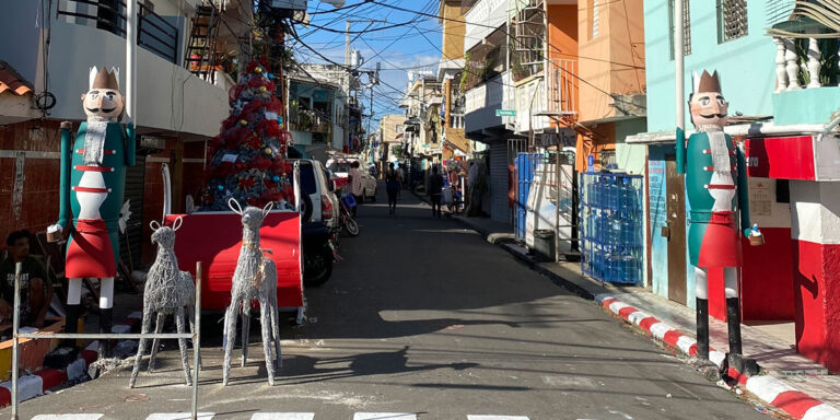 Elías ha decorado la entrada de su barrio Yagüita por 20 años
