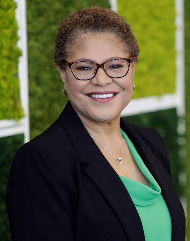 Karen Bass asume el puesto de alcaldesa de Los Ángeles