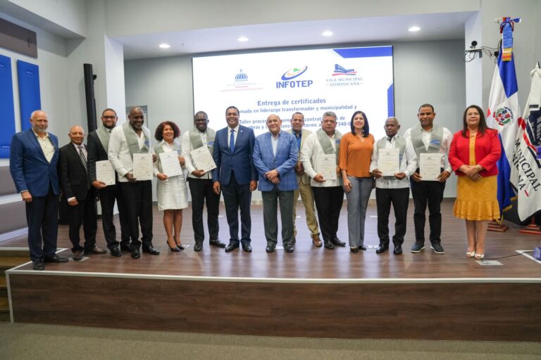 Infotep, Mapre y Liga Municipal entregan certificados a 106 alcaldes y directores municipales