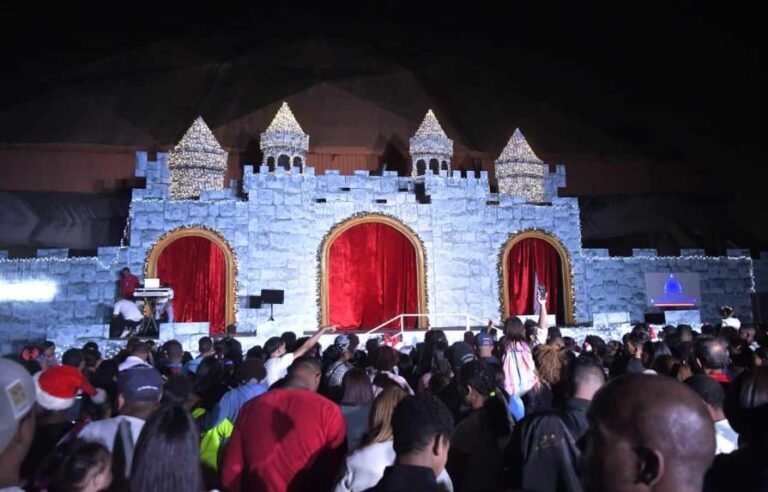 Villa Navidad es abarrotada por personas este domingo