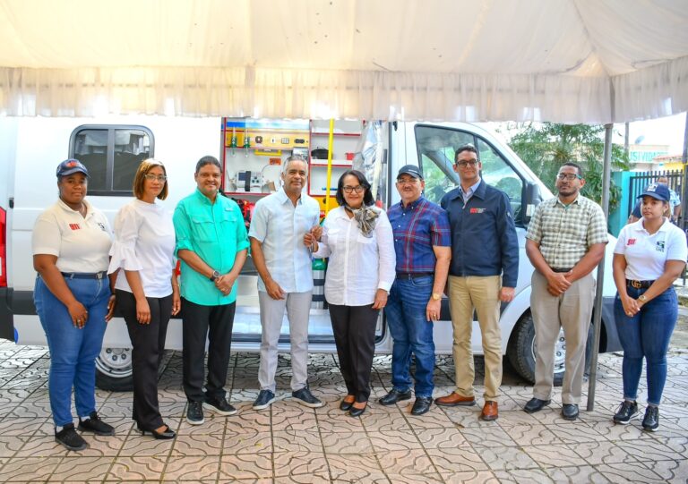 Gobierno entrega dos ambulancias y un autobús escolar en Hato Mayor
