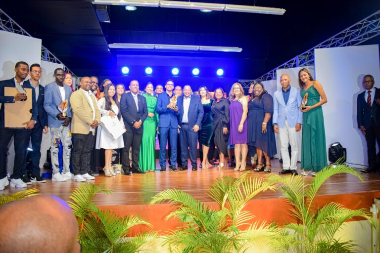 Alcalde Carlos Guzmán entrega premios a 11 destacados jóvenes en Premios Juveniles SDN 2022