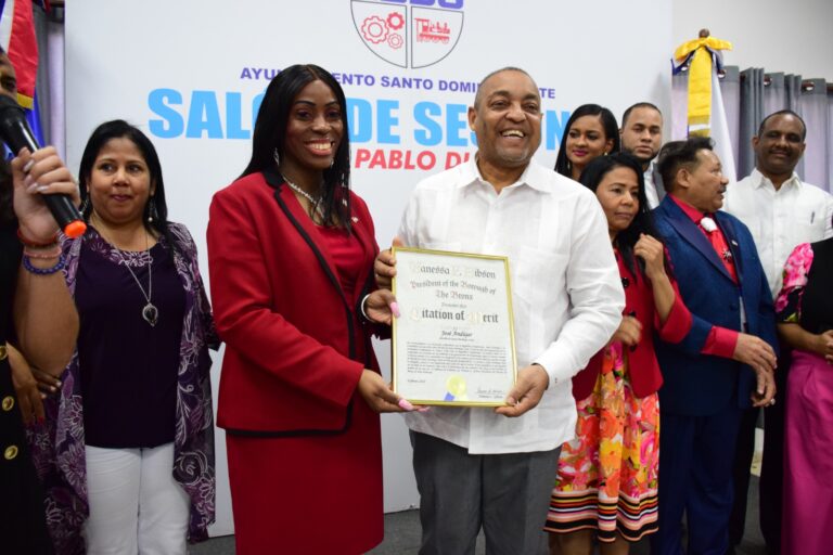 Alcalde José Andújar entrega llave ciudad y reconocimiento a las autoridades del Condado del Bronx